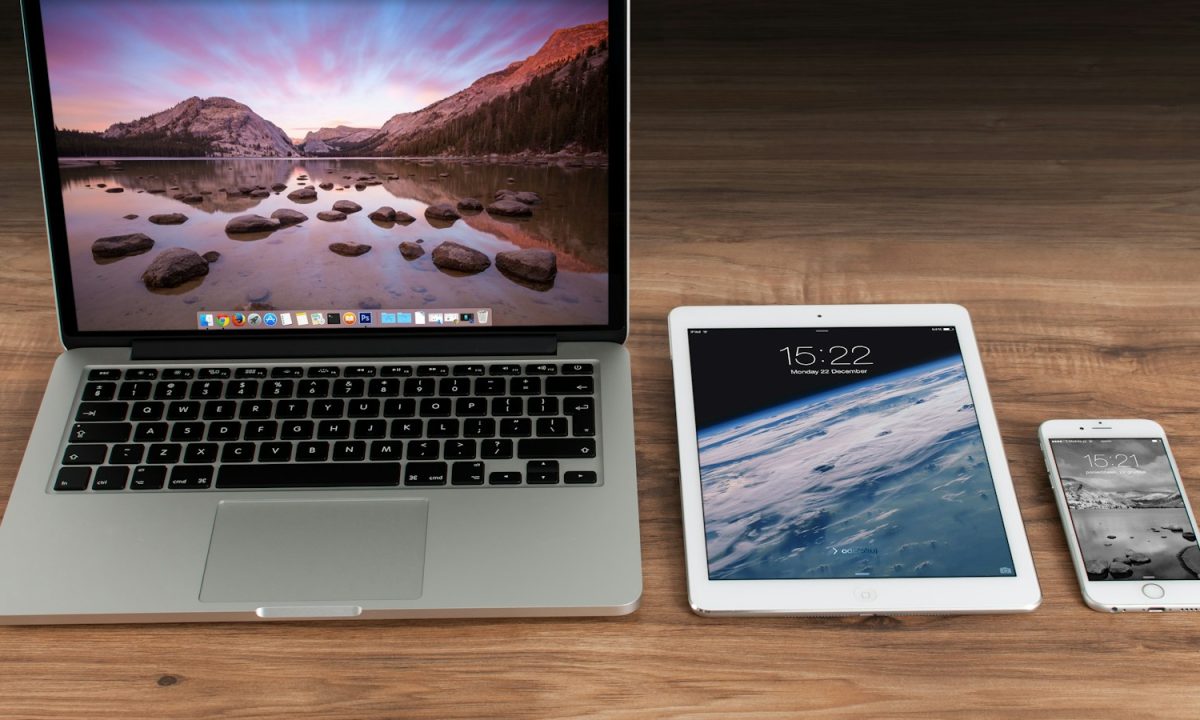 Ilustrasi editorial tentang Aplikasi iPhone Duo Mulai Dioptimalkan, Dari Zoom dan Slack hingga Editor Video, foto Firmbee.com dari Unsplash; bukan foto produk terkait.