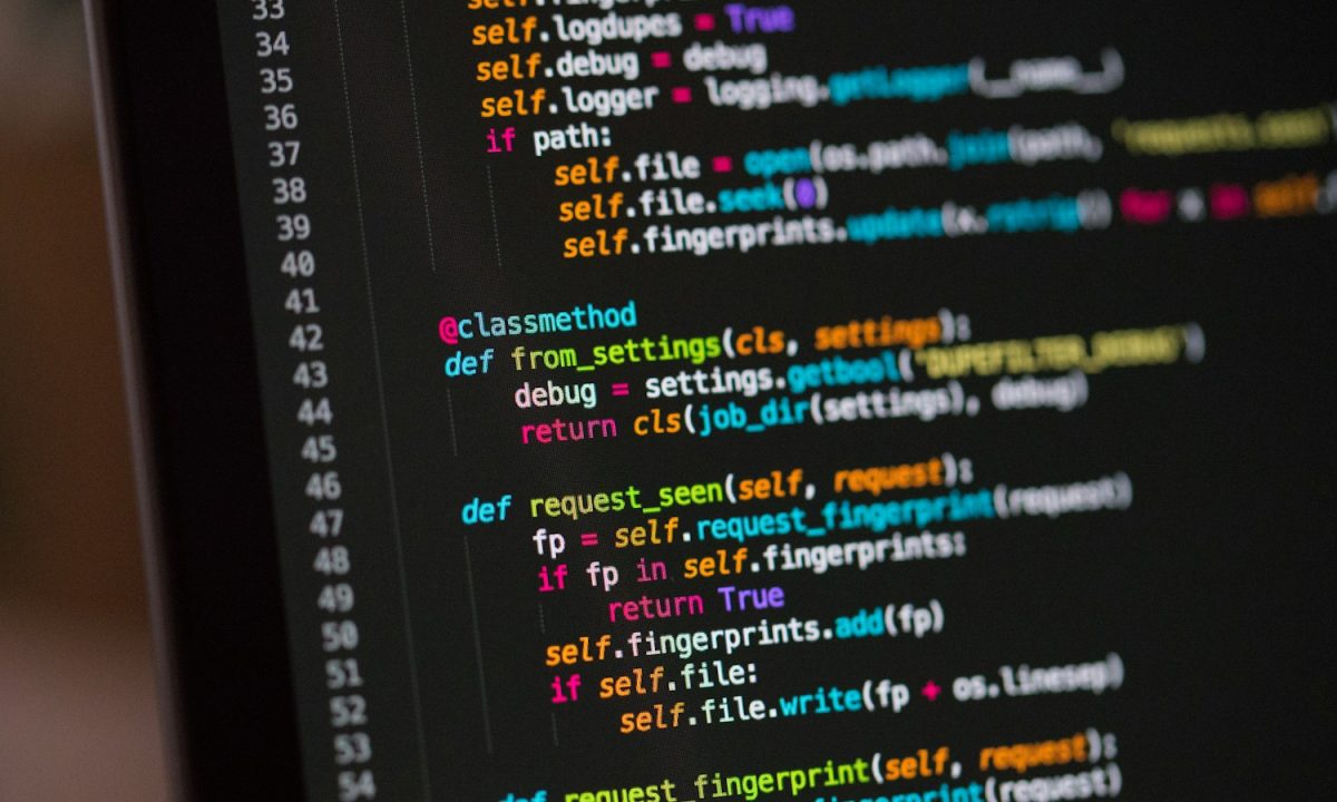 Ilustrasi editorial tentang GitHub Copilot Assisted Permissions Resmi Tersedia, Izin Aman Bisa Diproses Otomatis, foto Chris Ried dari Unsplash.