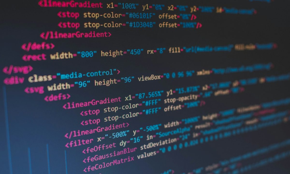 Ilustrasi editorial tentang GitHub Copilot Hadir Lebih Dalam di Microsoft Teams, Isu Bisa Diubah Jadi Pull Request, foto Florian Olivo dari Unsplash.