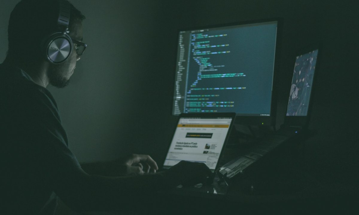Ilustrasi editorial tentang GitHub Uji Package Firewall untuk npm, Cegah Paket Berbahaya Saat Instalasi, foto Jefferson Santos dari Unsplash.