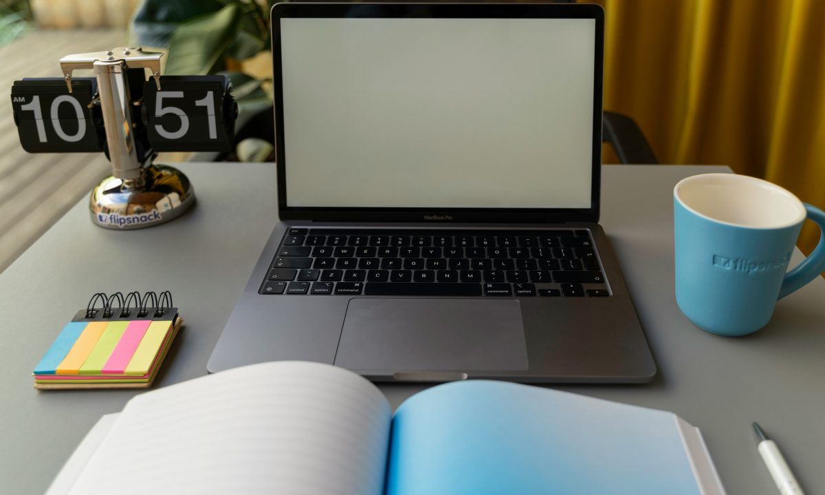 Ilustrasi meja kerja laptop, bukan foto produk MacBook Pro baru. Foto Flipsnack via Unsplash