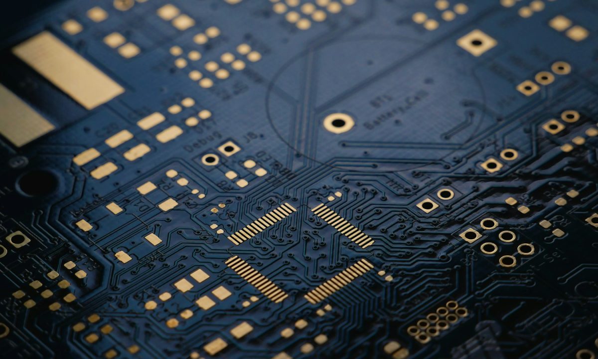 Ilustrasi editorial tentang Microsoft Perluas Sovereign Cloud, Kontrol Data dan Operasional Jadi Sorotan. Foto Vishnu Mohanan di Unsplash.
