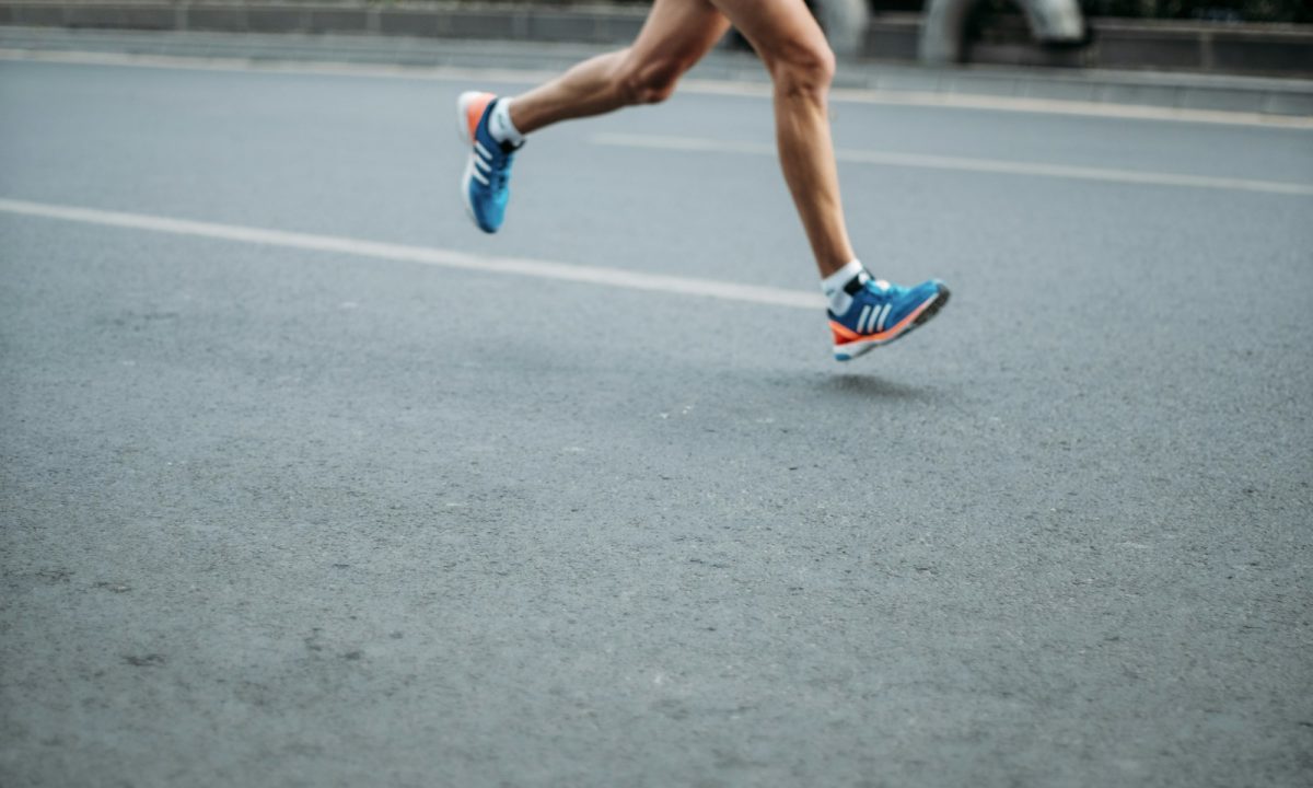 Ilustrasi aktivitas lari untuk pembahasan pelacak kebugaran, bukan produk Fitbit Edge. Foto: sporlab/Unsplash.