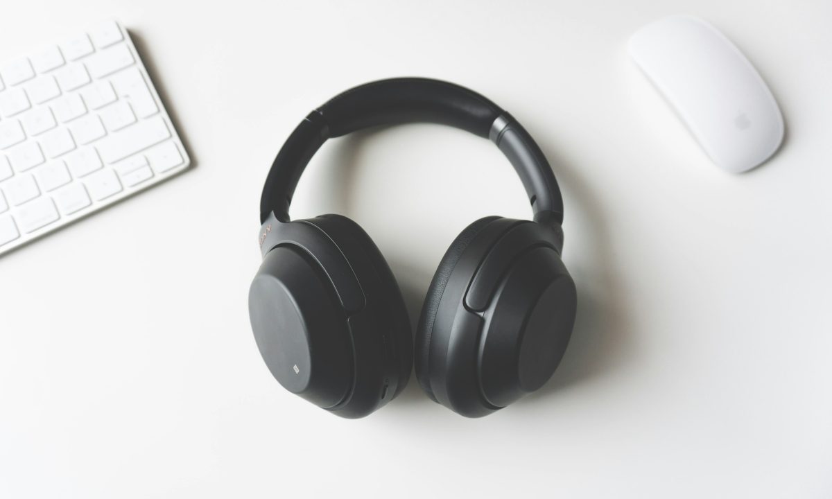 Ilustrasi headphone nirkabel, bukan foto Galaxy Buds On, foto Tomasz Gawłowski / Unsplash