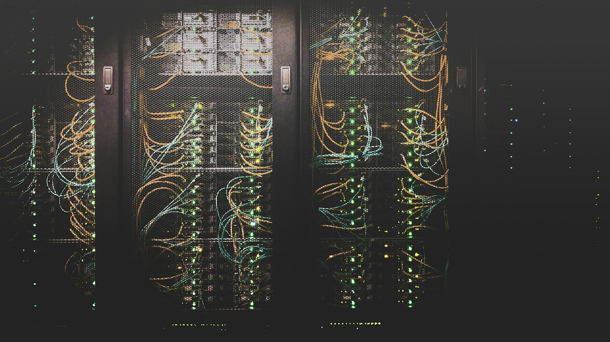 Ilustrasi infrastruktur server dan keamanan siber