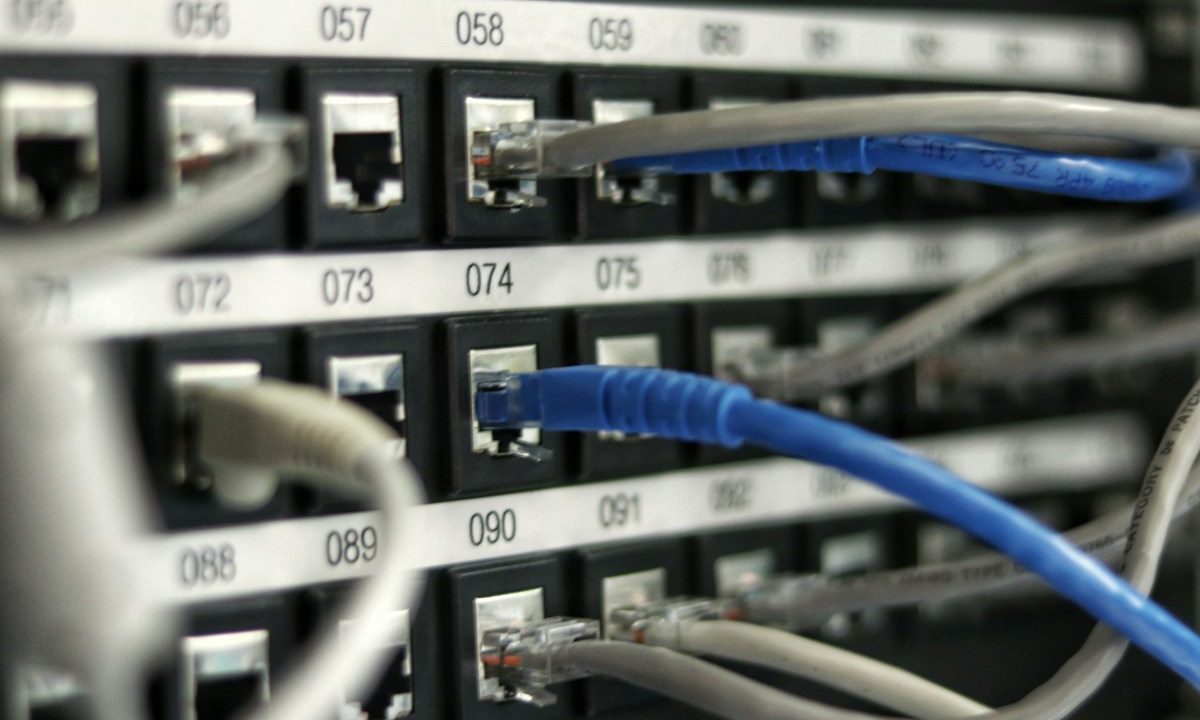Ilustrasi jaringan internet dan cloud