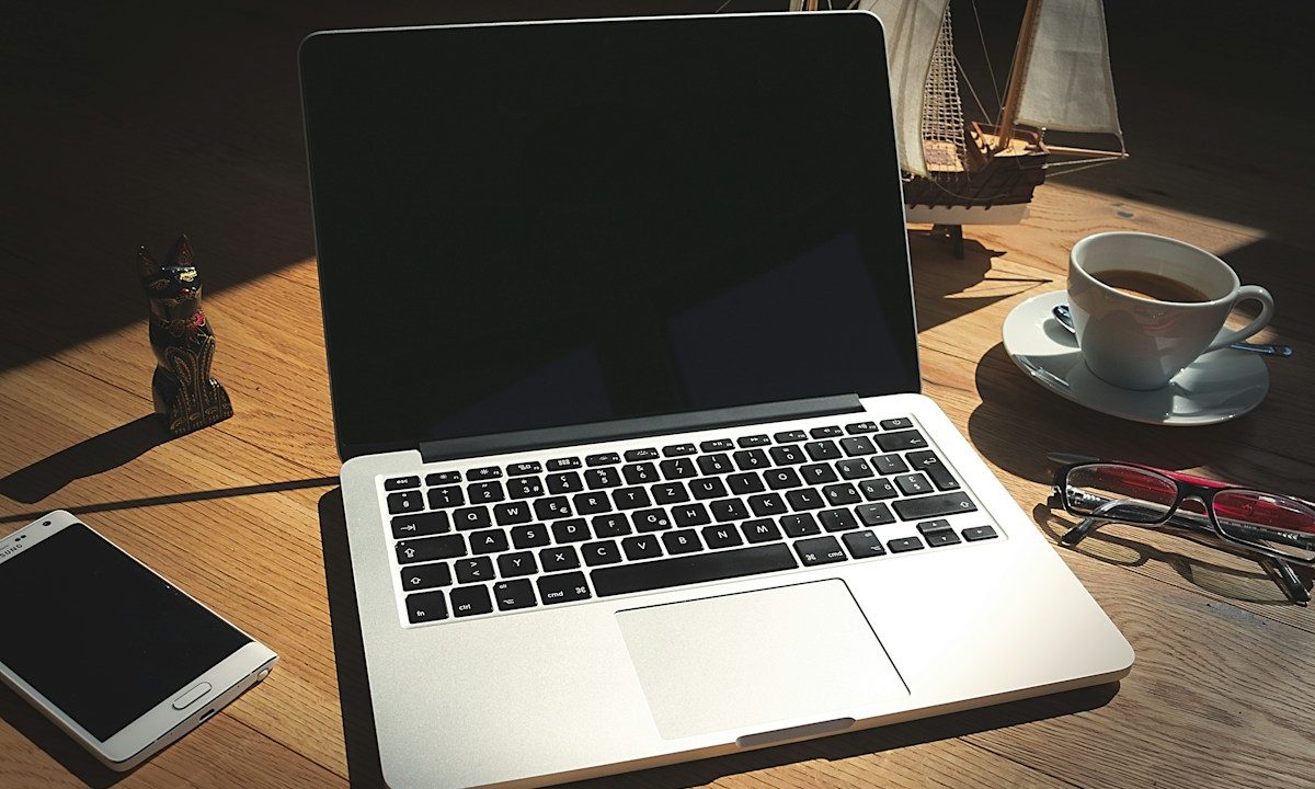 Ilustrasi laptop dan ponsel di meja kerja