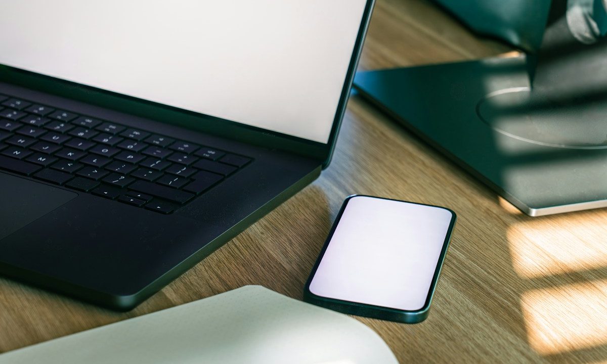 Ilustrasi layar ponsel dan laptop