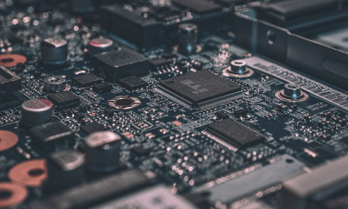 Ilustrasi papan sirkuit dan perangkat elektronik